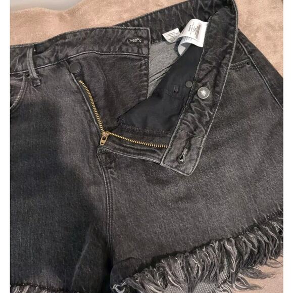 Good American Good 90s High Rise Black Distressed Frayed denim shorts size 10/30 - Picture 5 of 14